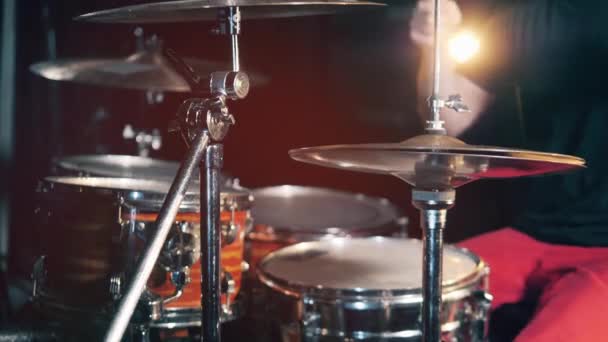 Mannelijke muzikant repeteert in een studio, drumt. — Stockvideo