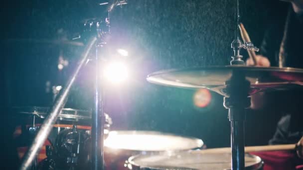 O baterista toca bateria. Salpicos de água no tambor címbalo enquanto um homem toca . — Vídeo de Stock