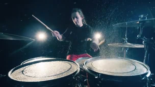 One man rehearsals with drums. Drummer plays drums kit. — 图库视频影像