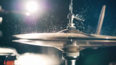 Adam davul çalıyor, zillere basıyor..