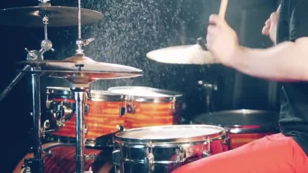 Persoon drumt met water erop. Drummer speelt drumstel. — Stockvideo