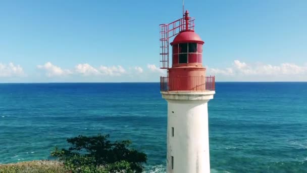 Nagy világítótorony a tenger melletti tengerparton. Légi felvétel az Atlanti-óceán partjainál lévő világítótoronyról. — Stock videók
