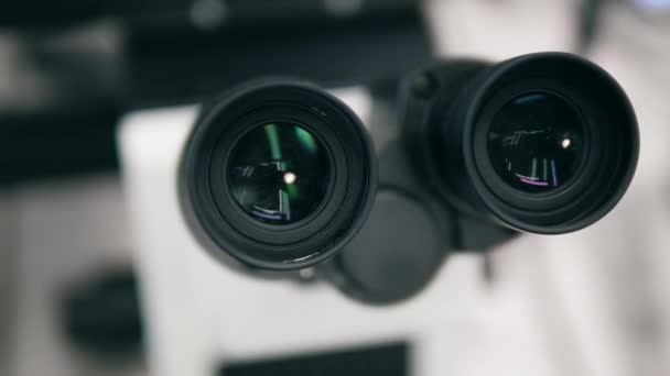 Μοντέρνο μικροσκόπιο με φακούς στο σύγχρονο ιατρικό εργαστήριο. — Αρχείο Βίντεο