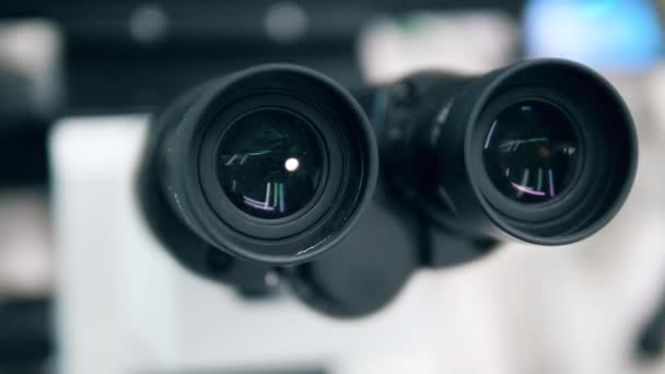 Microscópio grande com lentes em laboratório hospitalar . — Vídeo de Stock
