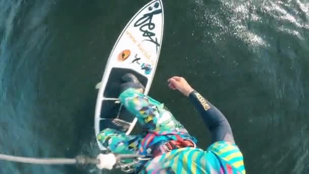 Una persona fa windsurf e viene filmata dall'alto — Video Stock