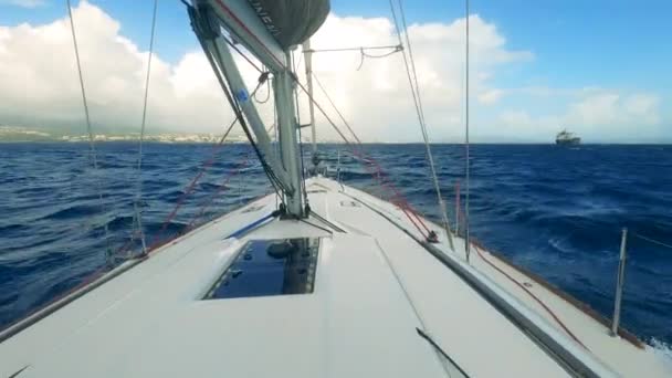 Jachtzeilen op zee. De oceaan getoond vanaf de zeilboten voorkant — Stockvideo