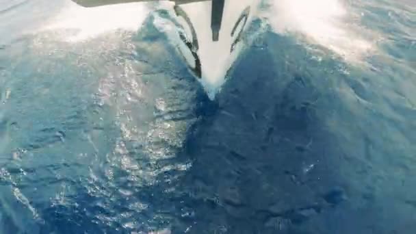 Vista frontal de un vehículo de vela cruzando las aguas. Navegación en barco en el mar . — Vídeos de Stock