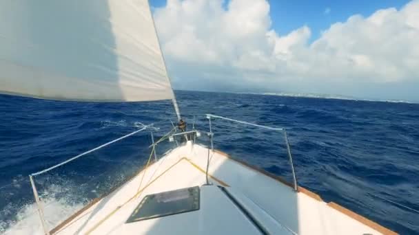 Arco de um veículo à vela balançando sobre as ondas. Iate à vela no mar . — Vídeo de Stock