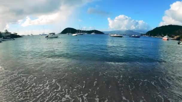 Egy trópusi sziget kikötője elölnézetben — Stock videók