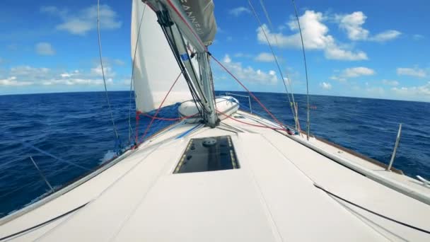 O mar filmado a partir dos veículos à vela frente — Vídeo de Stock