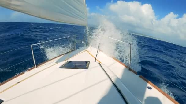 Front eines Segelbootes schaukelt auf den Wellen mit Spritzern — Stockvideo
