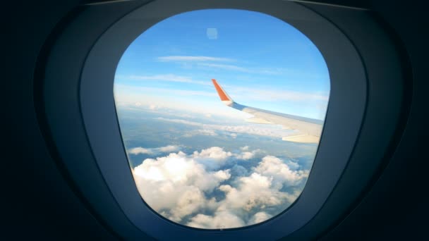 Langit biru difilmkan dari kabin pesawat — Stok Video