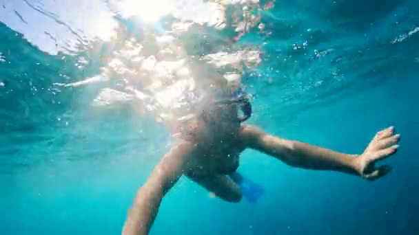 A woman in a mask and fins is diving underwater — Stock Video