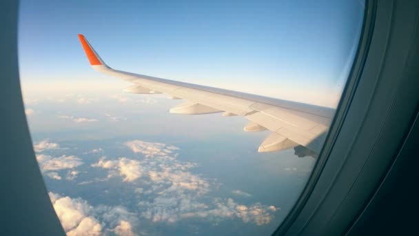 Самолеты окна с землей и крыло видели из него — стоковое видео