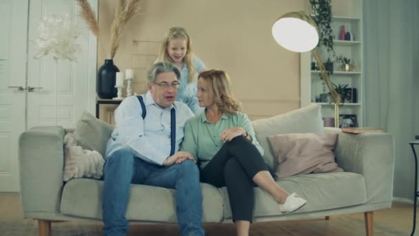 Grandparents are being affectionate with their granddaughter — Stok video