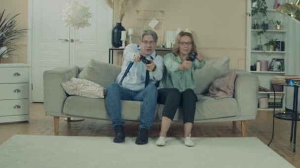Дідусь і бабуся грають консоль разом — стокове відео