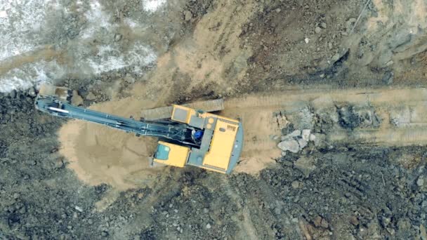 Industrial machine, excavator moves stones at a career. — Stockvideo