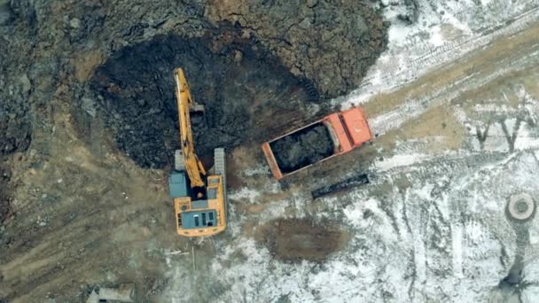 Вантажівка завантажується камінням і піском у кар'єрі . — стокове відео