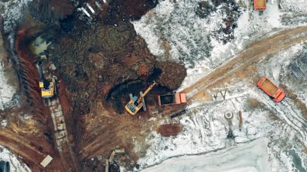 Trabajo de excavadora en una carrera, camiones de carga. Maquinaria industrial que trabaja en una obra de construcción . — Vídeos de Stock