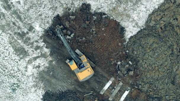 One excavator works at a career, moving stones. — Αρχείο Βίντεο