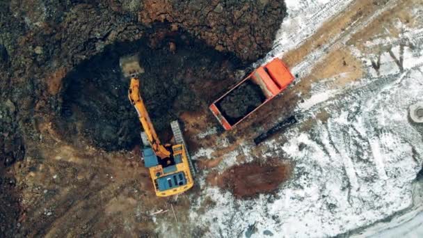 Будівельні екскаватори працюють на промисловому кар'єрі. Машини працюють у кар'єрі, рухаючи пісок і каміння . — стокове відео