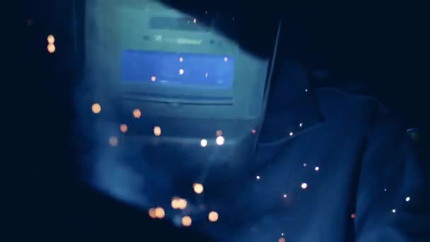 Man uses welding machine while wearing a hardhat. — Stock video