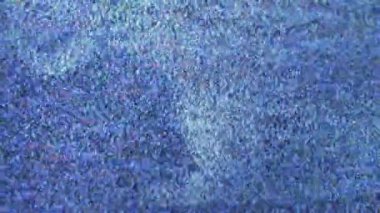 Etrafında arızalar olan belirsiz bir video görüntüsü. Vhs kusurları, TV gürültüsü, objeleri izlemek, gerçek arızalar..