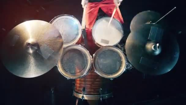 Vista dall'alto dei tamburi professionali colpiti ritmicamente da un batterista — Video Stock