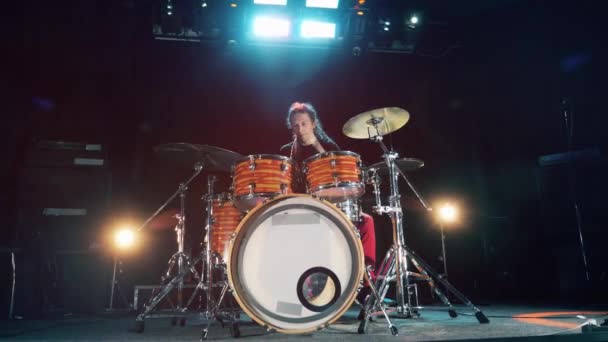 Bubeník, bubeník hrající na bicí. Hudební studio s hudebníkem zkoušející bicí — Stock video