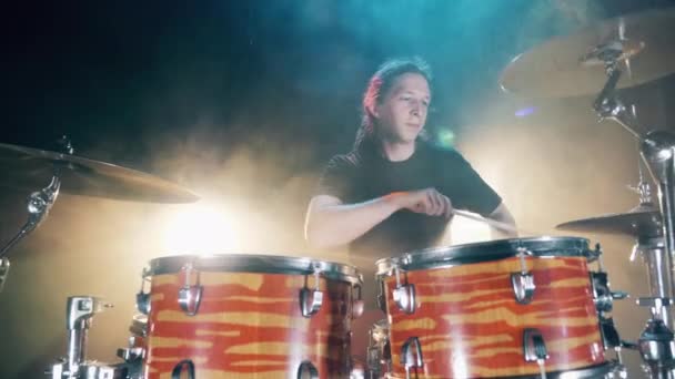 Επαγγελματίας μουσικός στη μέση των προβών με τύμπανα. Drum set, drum kit στο σκοτάδι, drummer παίζει μια συναυλία. — Αρχείο Βίντεο