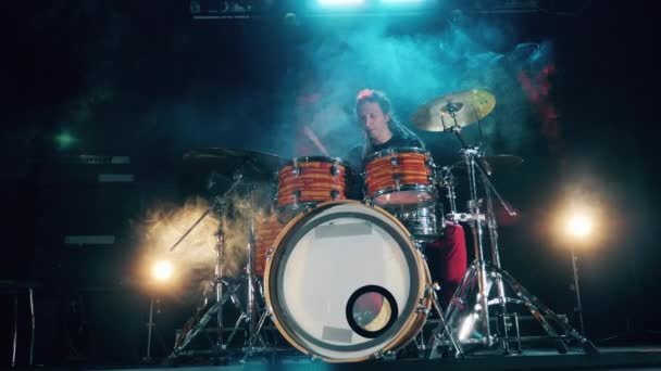 Un hombre está ensayando sus habilidades de batería en un estudio. Kit de batería, batería tocando en la batería . — Vídeos de Stock