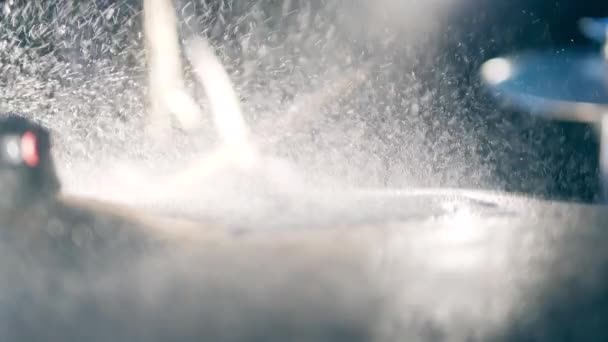 Close-up de um címbalo sendo atingido e salpicos de água — Vídeo de Stock
