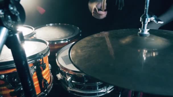 Trumpinnar träffar cymbaler och trummor i metall på nära håll — Stockvideo