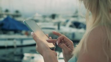 Akıllı telefonundaki kadın turist tipleri..