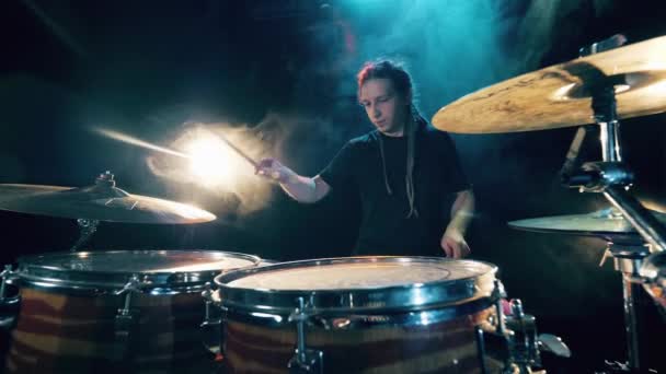 Bateria, bateria no escuro, baterista toca um concerto. Um homem está a ensaiar com um kit de bateria — Vídeo de Stock