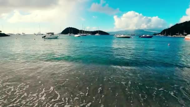 Hafen einer tropischen Insel in Frontansicht — Stockvideo