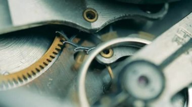 Eski bir saatin iç içe geçmiş elementleri yakın plan çekimde