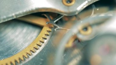 Mekanik bir saat içinde hareket eden metal dişlileri kapat