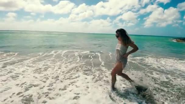 Happy lady is running along the coast at low tide — Stock Video