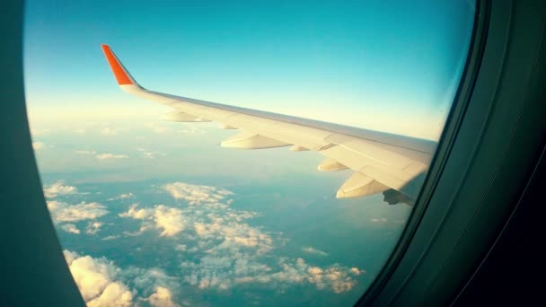 Ventana de aviones con el suelo y el ala vista desde él — Vídeo de stock