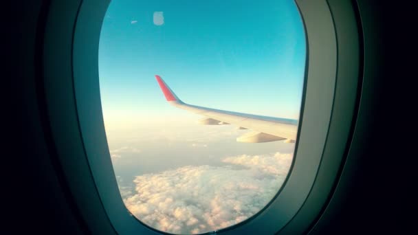 Filmning av himlen hålls från flygplanet i snabb rörelse — Stockvideo