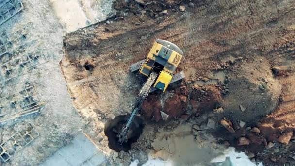 Tanah semakin diekstrak dari bawah tanah oleh kendaraan penggali. Peralatan industri berat bekerja . — Stok Video