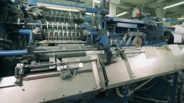 Mecanismo industrial com páginas de papel sendo processado nele — Vídeo de Stock