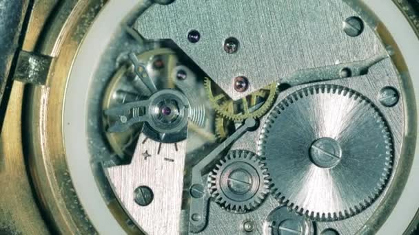 Винтажный часовой механизм с металлическими зубчатыми колесами — стоковое видео