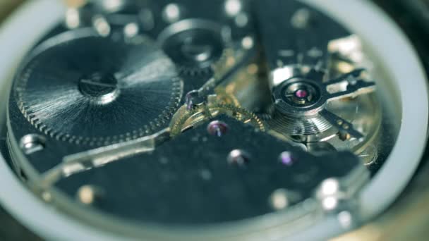 Clockwork drive com engrenagens de metal e engrenagens que se deslocam para dentro — Vídeo de Stock