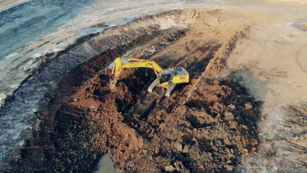 Poço de empréstimo e escavação máquina escavação chão — Vídeo de Stock
