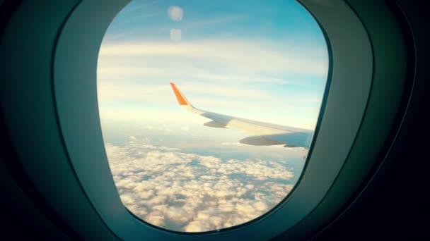 Snelvlucht gefilmd vanuit de cabine van het vliegtuig — Stockvideo