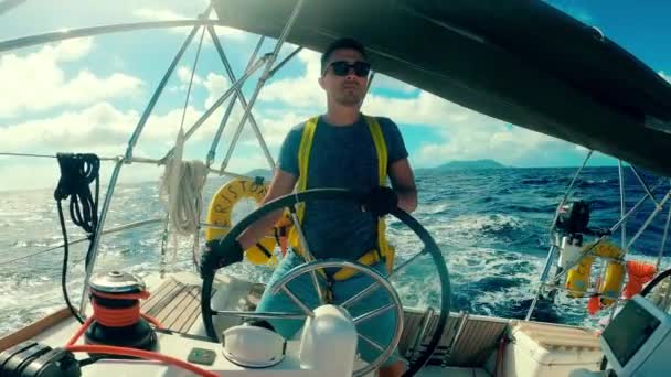 Vooraanzicht van een man die een zeilvoertuig bestuurt. Oceaan, zee zeilboot bestuurd door een jongeman. — Stockvideo
