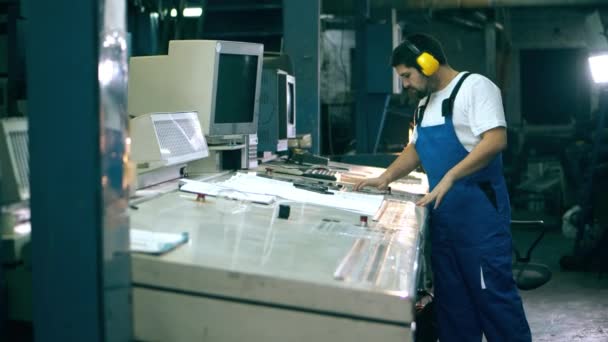 Panel de control de tipografía y un trabajador masculino que lo opera — Vídeo de stock