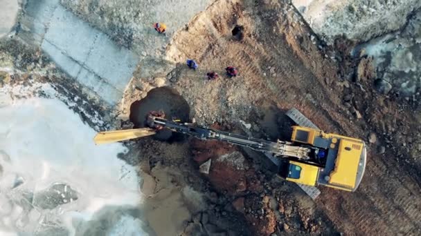 Haz de metal se está instalando en el sitio de la cantera por la excavadora Edificio, proceso de construcción . — Vídeo de stock